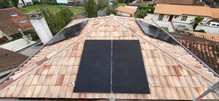 Type d’installation : Surimposition<br><br>Puissance installée : 3 KWC<br><br>Retour sur investissement : 8,3 ans<br><br>Économies sur 30 ans : 18 000€