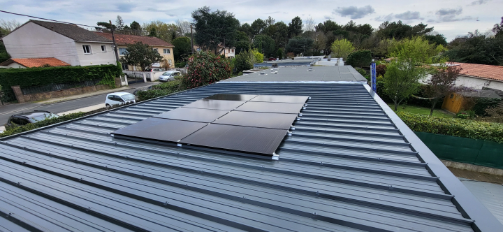 <p>Type d’installation : Surimposition<br><br> Puissance installée : 3 KWc<br><br> Retour sur investissement : 11,1 ans<br><br> Économies sur 30 ans : 16 200€</p>
