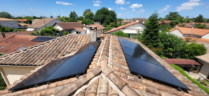Type d’installation : Surimposition<br><br>Puissance installée : 3 KWC<br><br>Retour sur investissement : 10 ans<br><br>Économies sur 30 ans : 18 000€