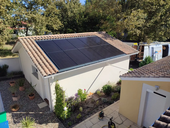 Type d’installation : Intégration<br><br>Puissance installée : 4 KWC<br><br>Retour sur investissement : 9 ans<br><br>Économies sur 30 ans : 21 600€