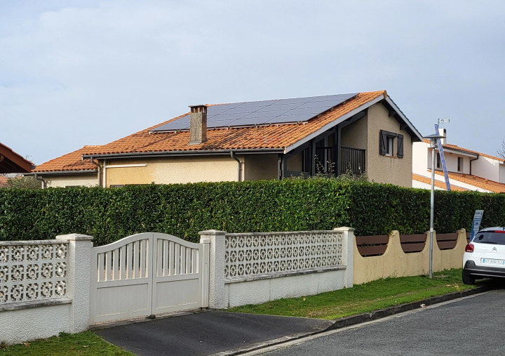 Type d’installation : Surimposition<br><br>Puissance installée : 8 KWC<br><br>Retour sur investissement : 10,6 ans<br><br>Économies sur 30 ans : 31 200€