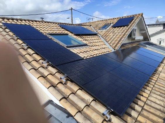 Type d’installation : Surimposition<br><br>Puissance installée : 5,5 KWC<br><br>Retour sur investissement : 9,7 ans<br><br>Économies sur 30 ans : 26 400€